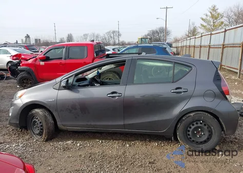 2015 Toyota Prius C Two z USA, uszkodzony, nr VIN JTDKDTB32F1111707